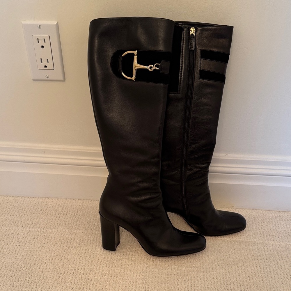 Authentic Gucci boots. Classic horse bit detail.